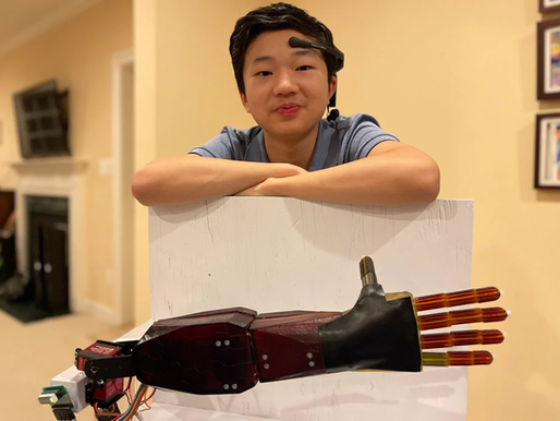 Un chico de 17 años construye un brazo robótico controlado por EEG